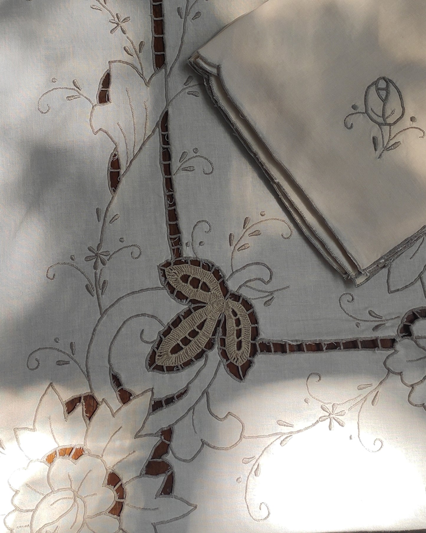 Tovaglia lino panna con ricamo intaglio beige e 12 tovaglioli