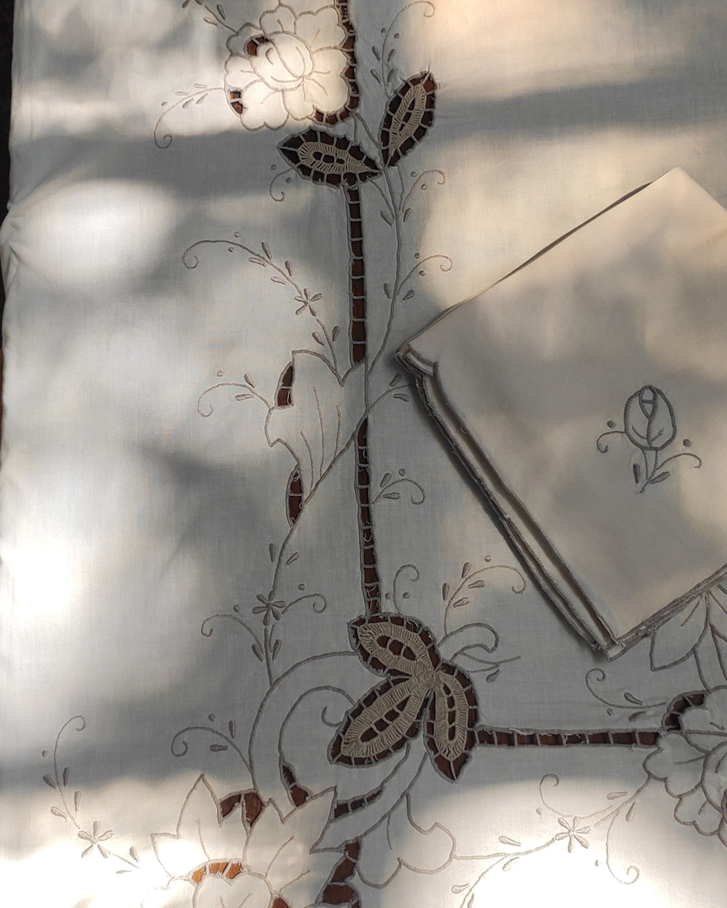 Tovaglia lino panna con ricamo intaglio beige e 12 tovaglioli
