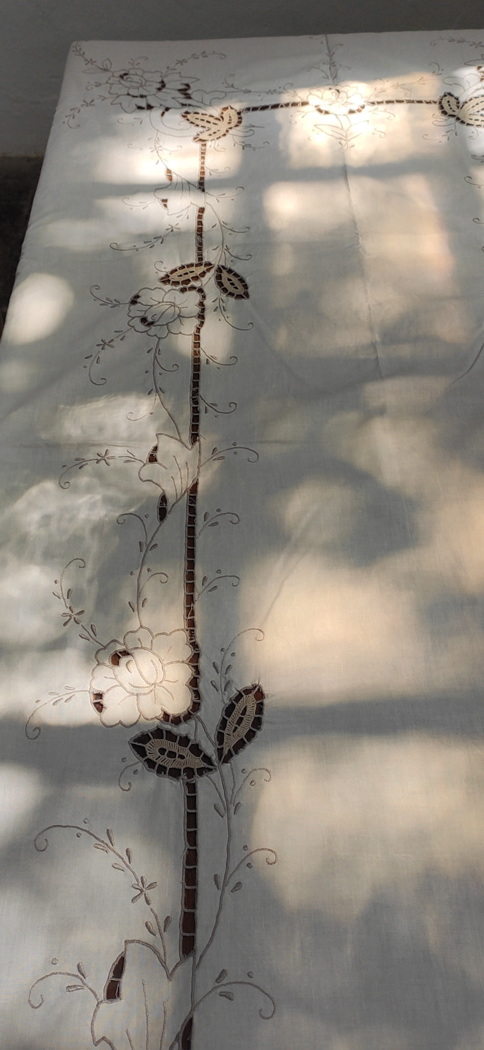 Tovaglia lino panna con ricamo intaglio beige e 12 tovaglioli