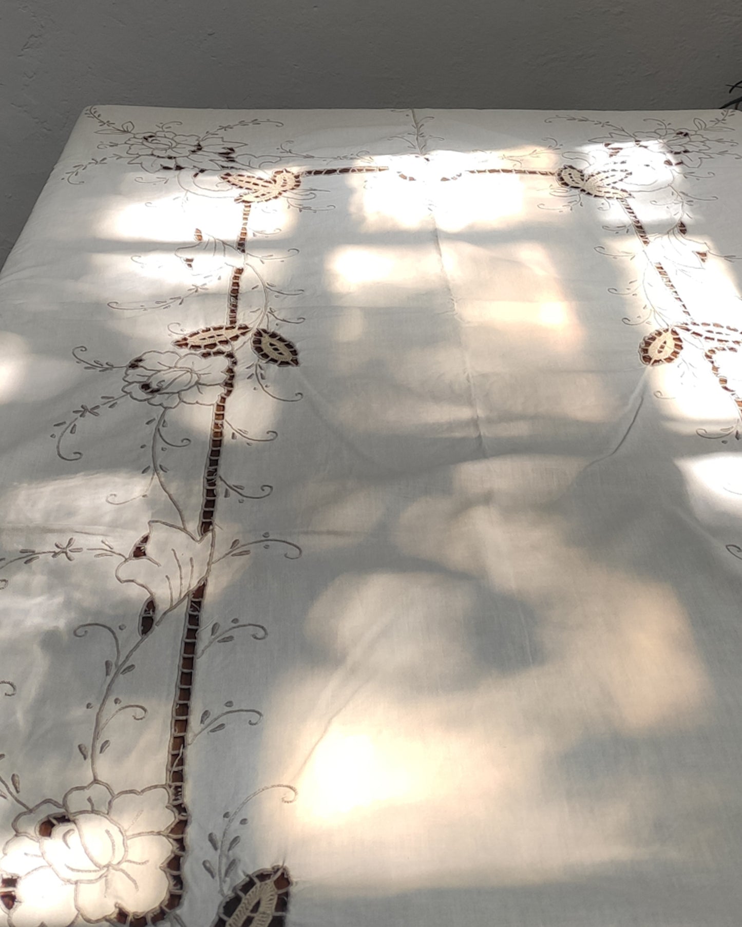 Tovaglia lino panna con ricamo intaglio beige e 12 tovaglioli
