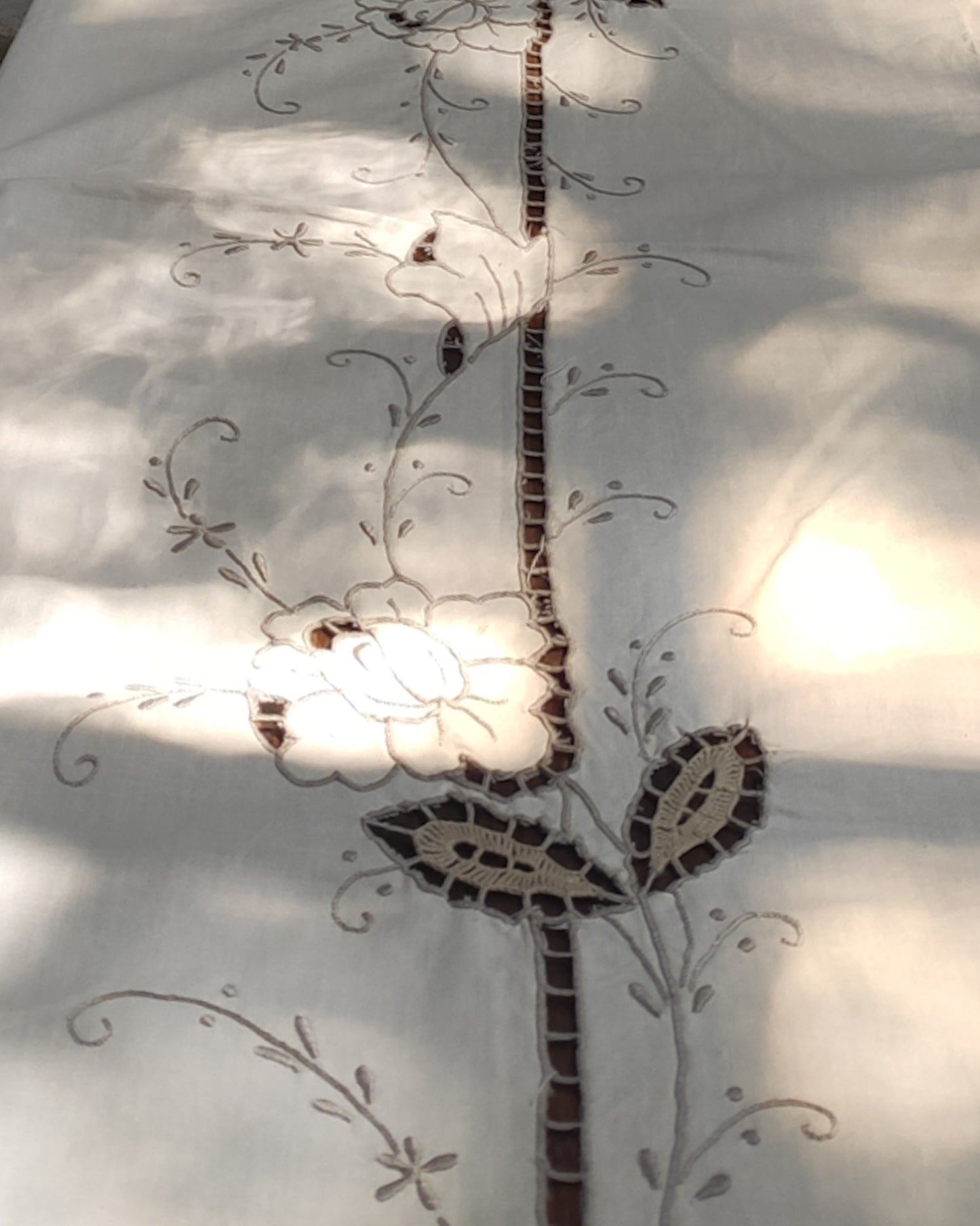 Tovaglia lino panna con ricamo intaglio beige e 12 tovaglioli