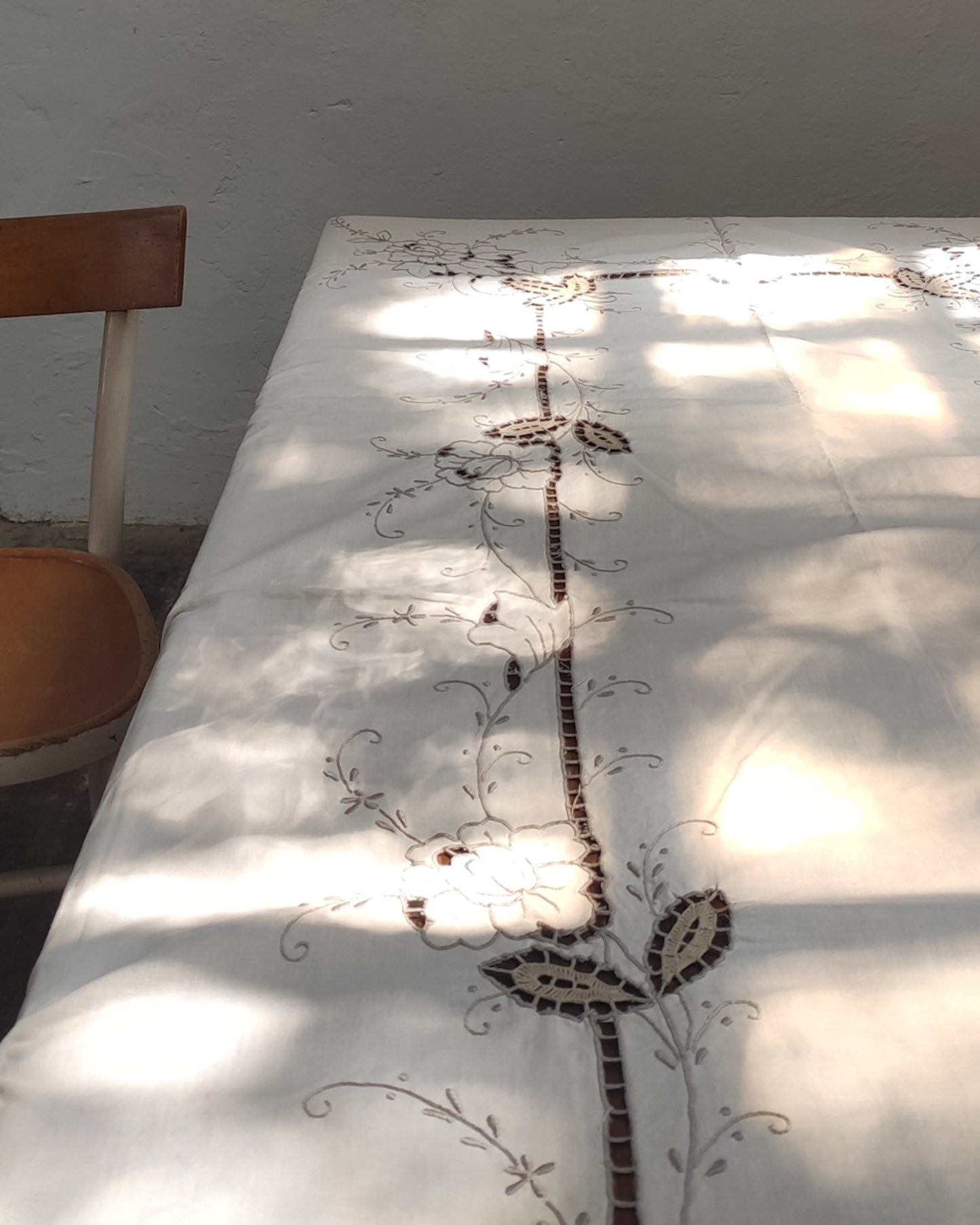 Tovaglia lino panna con ricamo intaglio beige e 12 tovaglioli