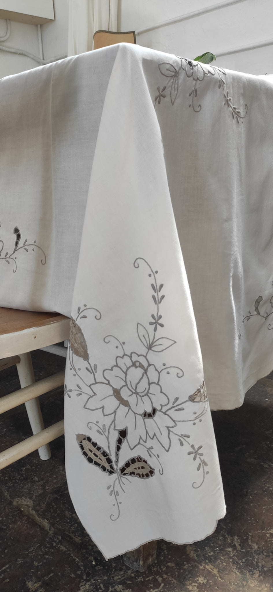 Tovaglia lino panna con ricamo intaglio beige e 12 tovaglioli