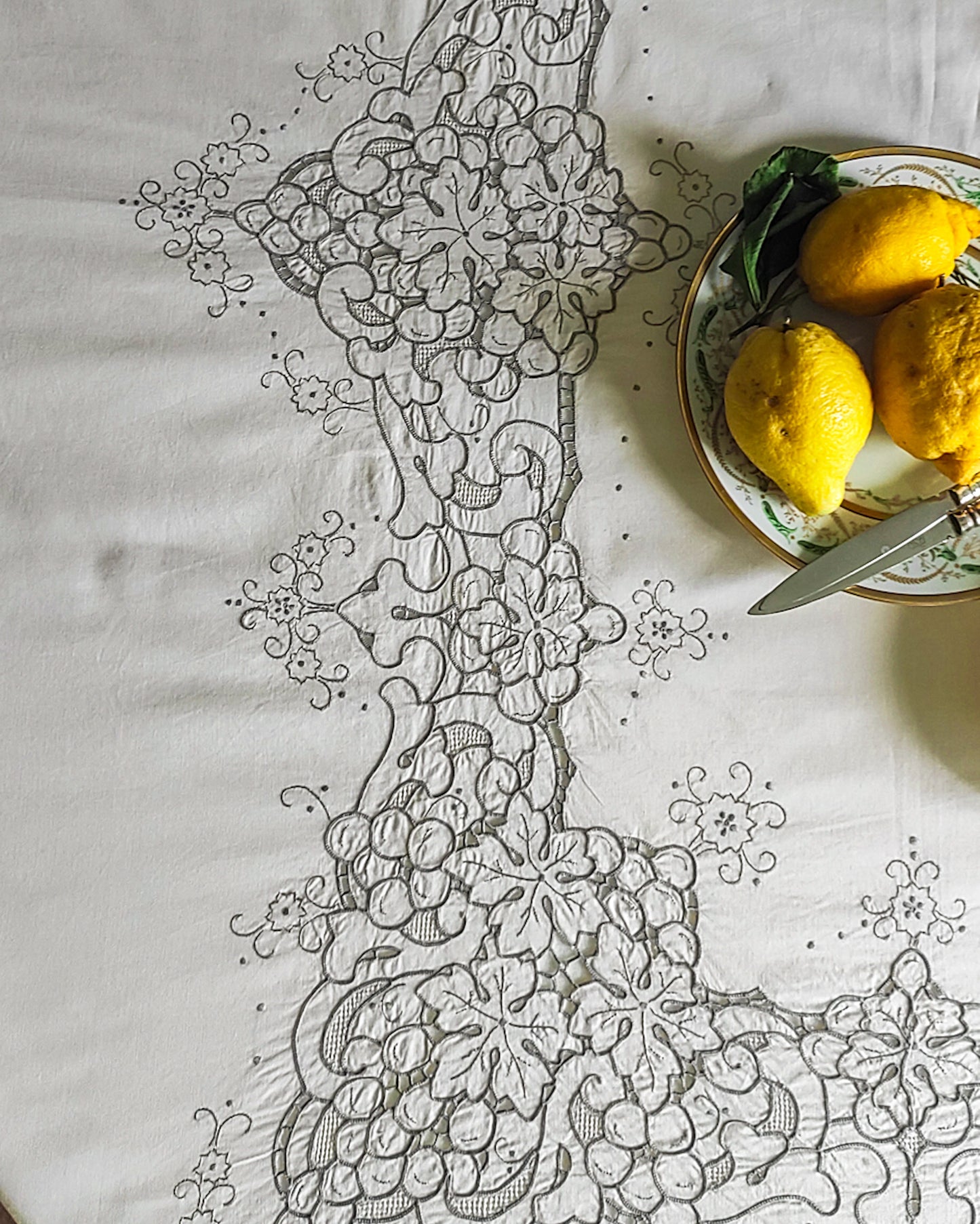 Tovaglia in lino e ricamo foglie vite grigio