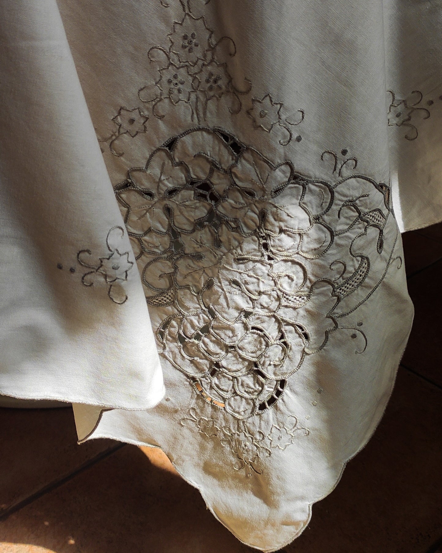 Tovaglia in lino e ricamo foglie vite grigio
