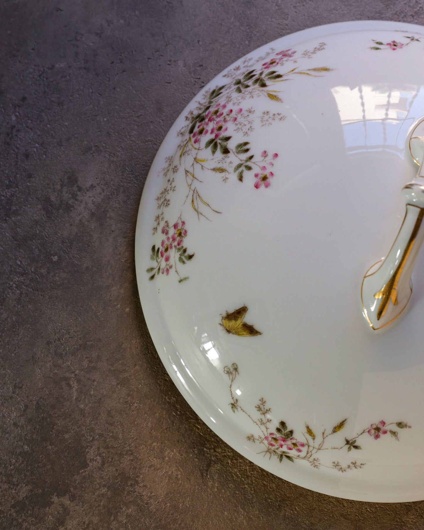 Zuppiera in porcellana bianca limoges con fiori primaverili