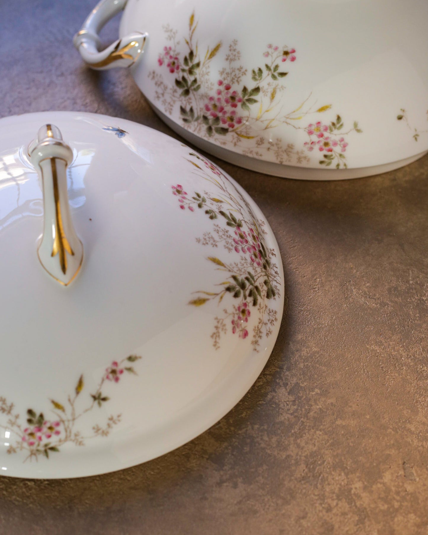 Zuppiera in porcellana bianca limoges con fiori primaverili