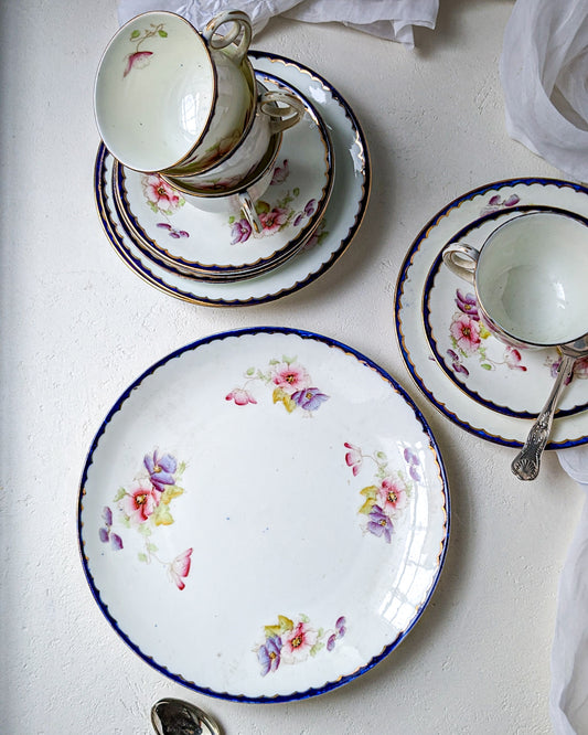 Set quattro tazze da tè e piatto torta con fiori e bordo blu