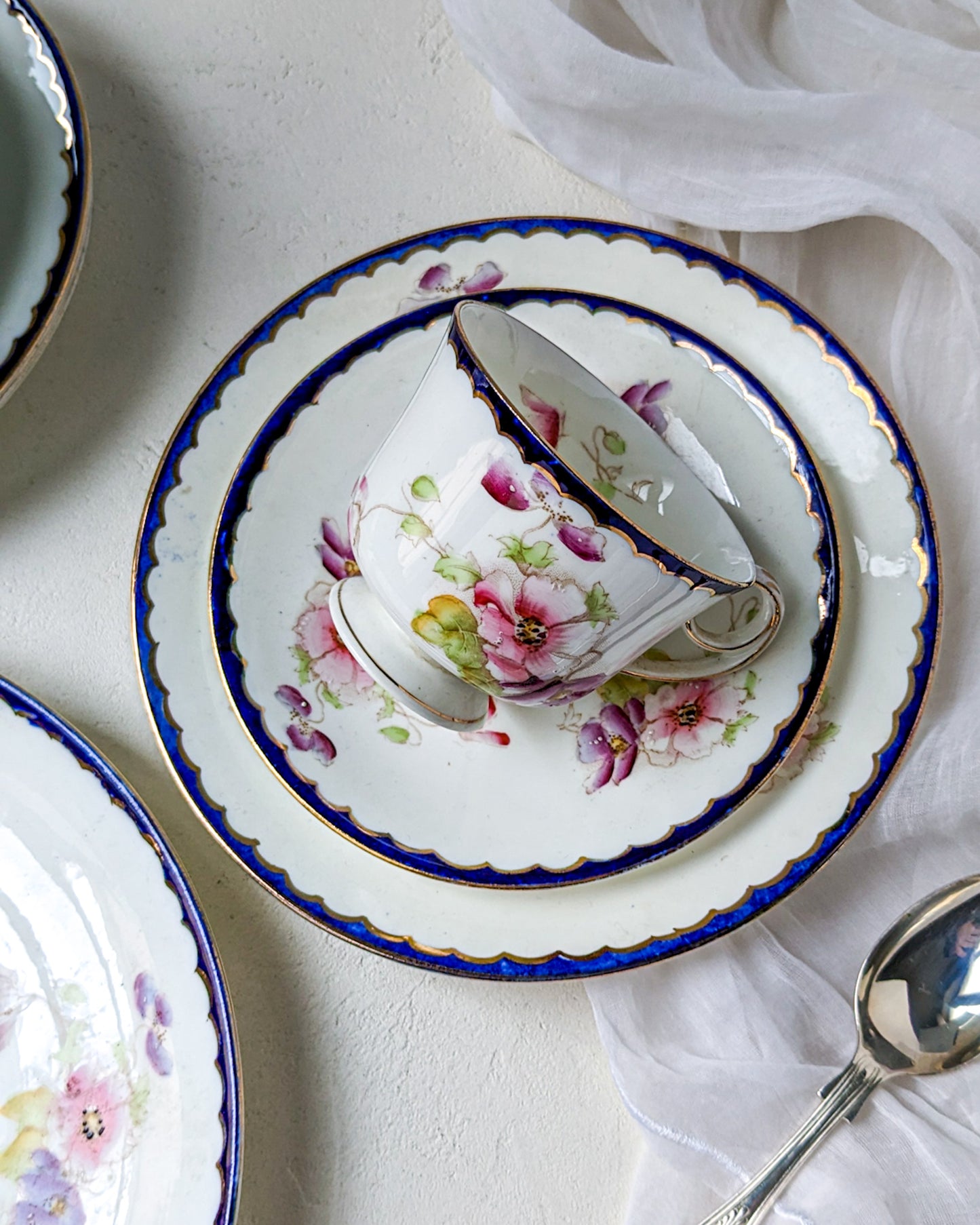 Set quattro tazze da tè e piatto torta con fiori e bordo blu