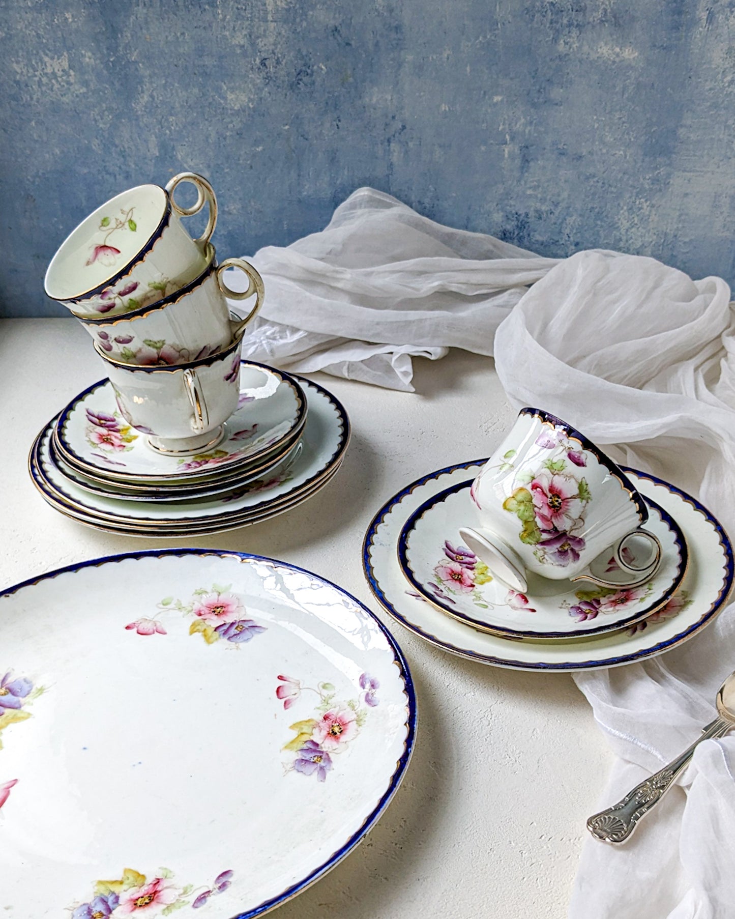 Set quattro tazze da tè e piatto torta con fiori e bordo blu
