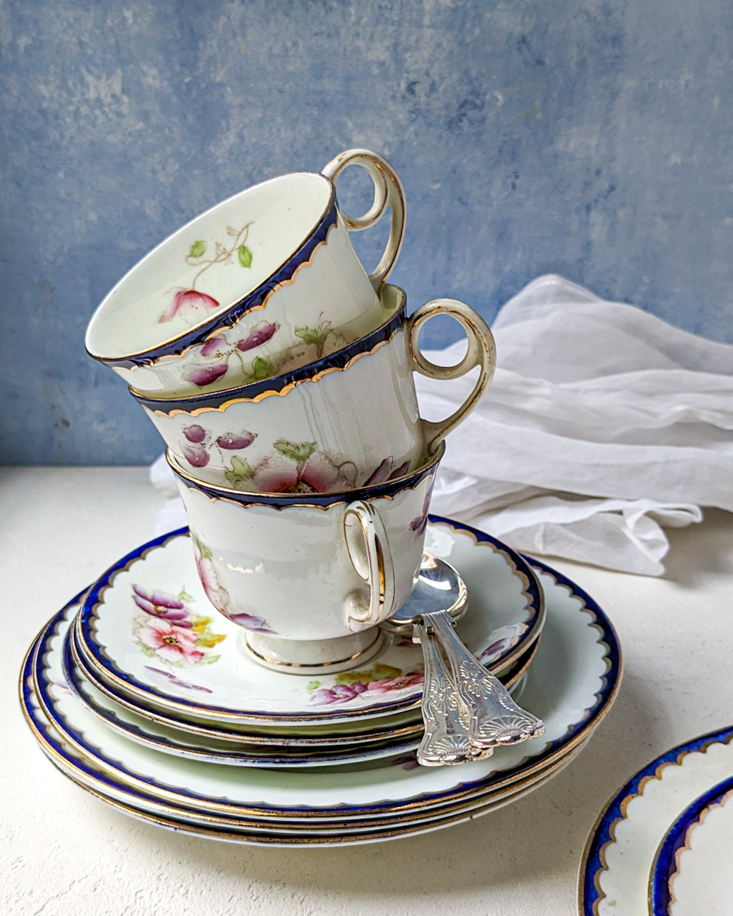 Set quattro tazze da tè e piatto torta con fiori e bordo blu