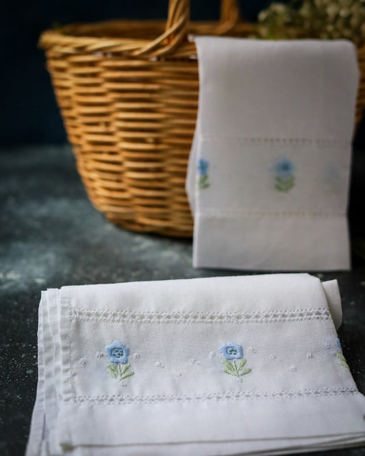 Coppia asciugamani in lino con ricamo fiori azzurri