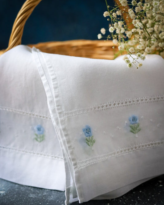 Coppia asciugamani in lino con ricamo fiori azzurri