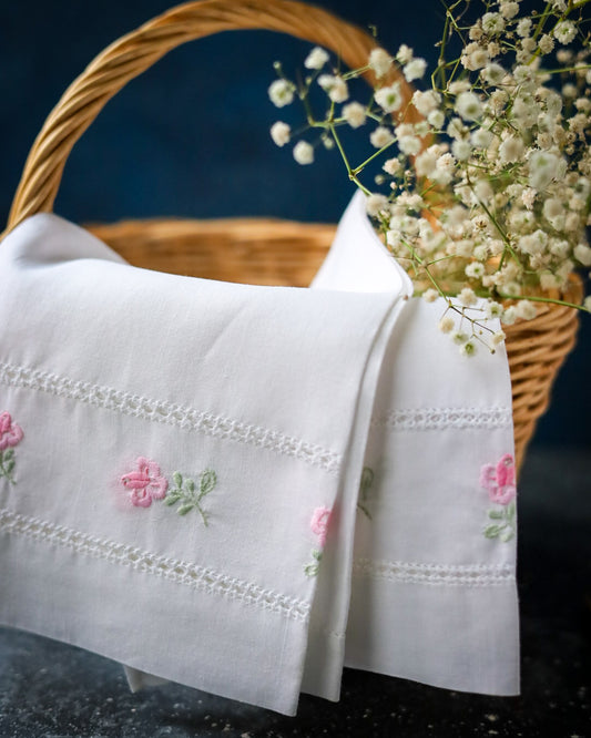 Coppia asciugamani in lino bianco con ricamo rosa