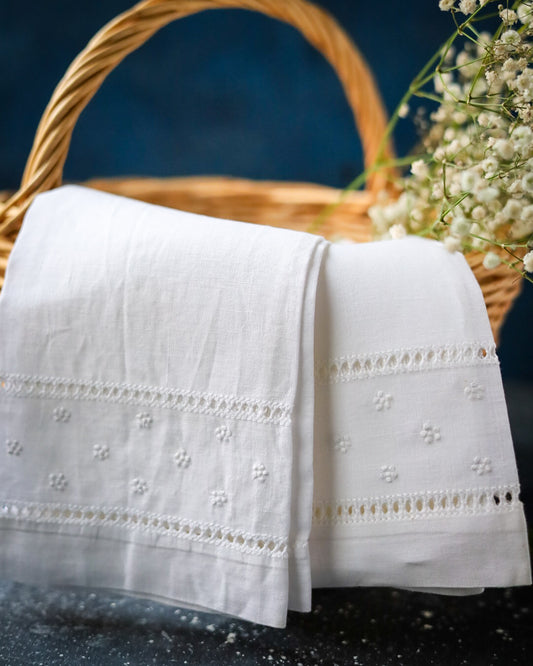 Coppia asciugamani in lino bianco con ricamo a mano