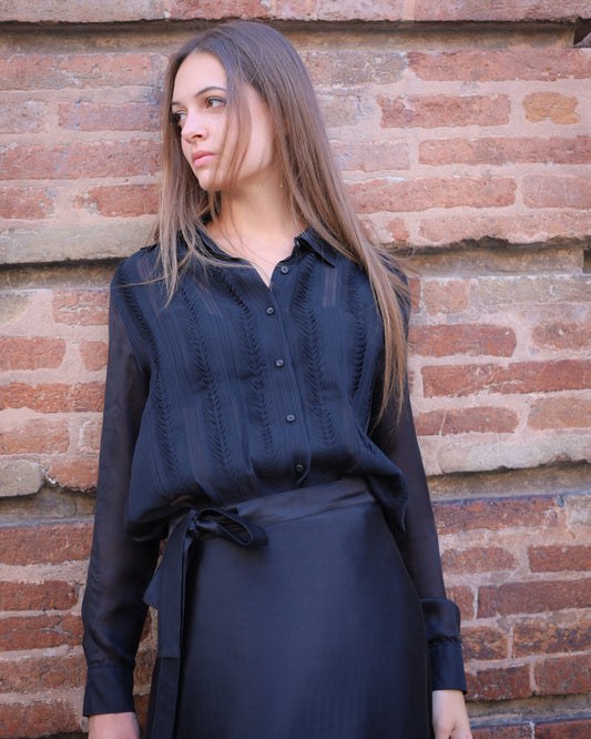 ROSA 32.32 — Camicia in seta con pannelli plissettati a ricamo origami — Laboratorio delle Marche, Made in Italy