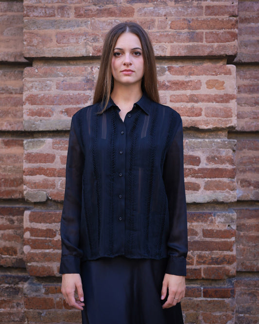 ROSA 32.32 — Camicia in seta con pannelli plissettati a ricamo origami — Laboratorio delle Marche, Made in Italy