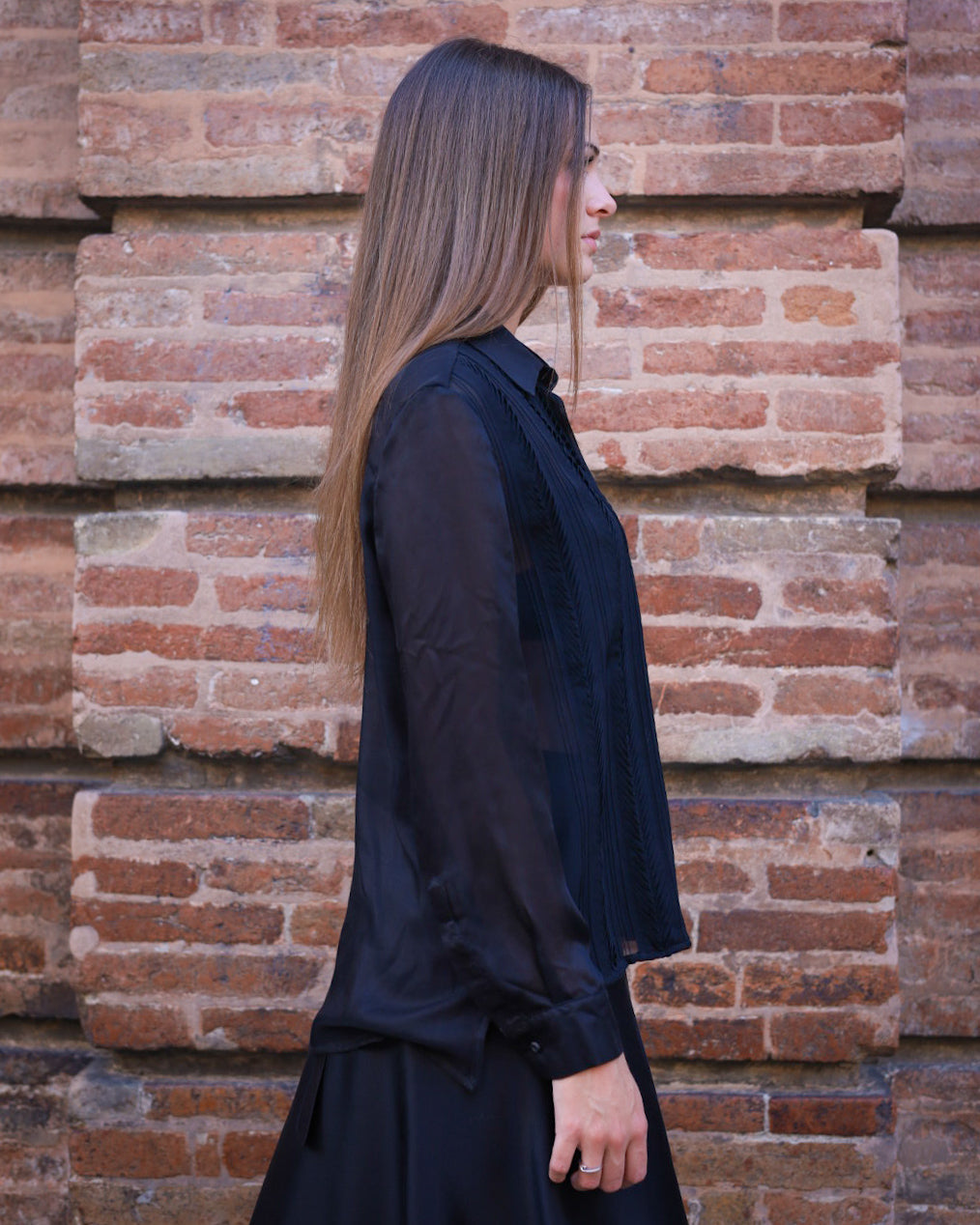 ROSA 32.32 — Camicia in seta con pannelli plissettati a ricamo origami — Laboratorio delle Marche, Made in Italy