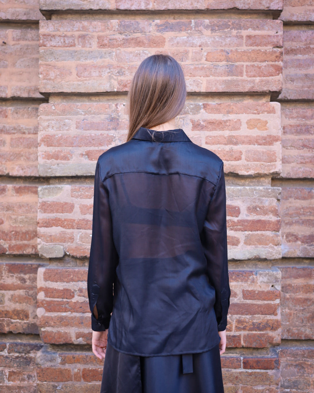 ROSA 32.32 — Camicia in seta con pannelli plissettati a ricamo origami — Laboratorio delle Marche, Made in Italy