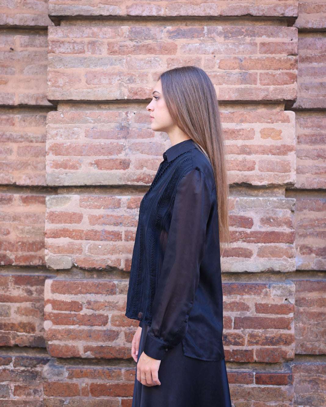 ROSA 32.32 — Camicia in seta con pannelli plissettati a ricamo origami — Laboratorio delle Marche, Made in Italy