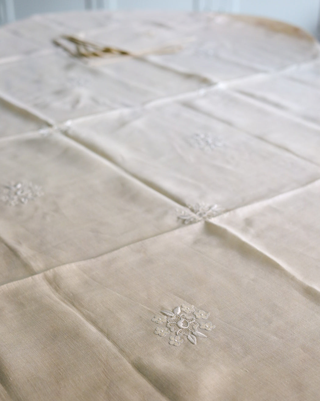 tovaglia da tè in bisso di lino con fiori e 6 tovaglioli