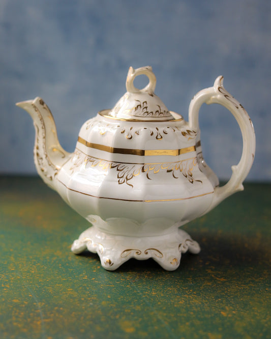 Teiera Vittoriana in Porcellana Inglese con Decorazioni Auree Dipinte a Mano – Inizio '800