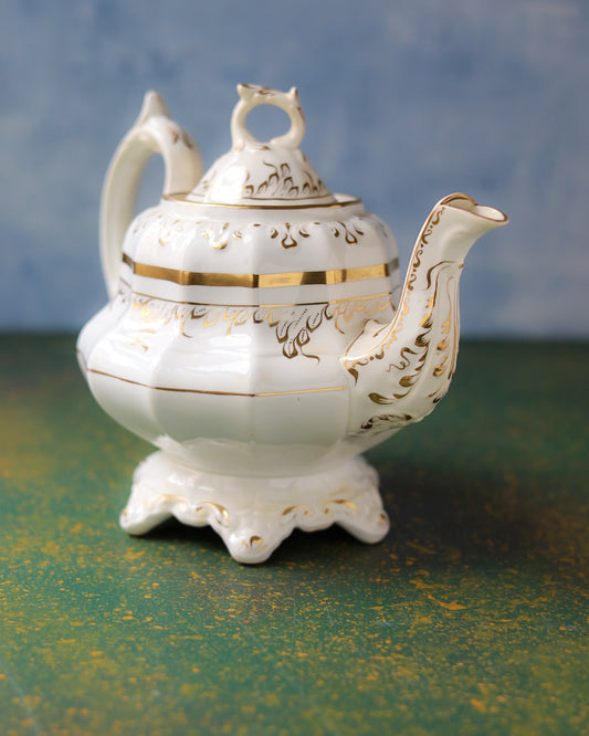 Teiera Vittoriana in Porcellana Inglese con Decorazioni Auree Dipinte a Mano – Inizio '800