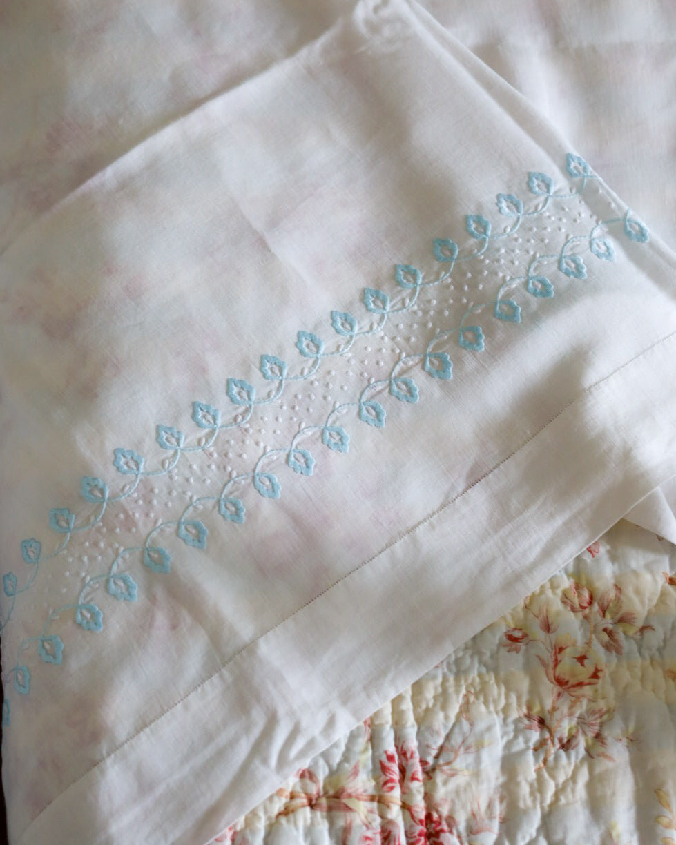 Lenzuolo in lino purissimo con ricamo azzurro