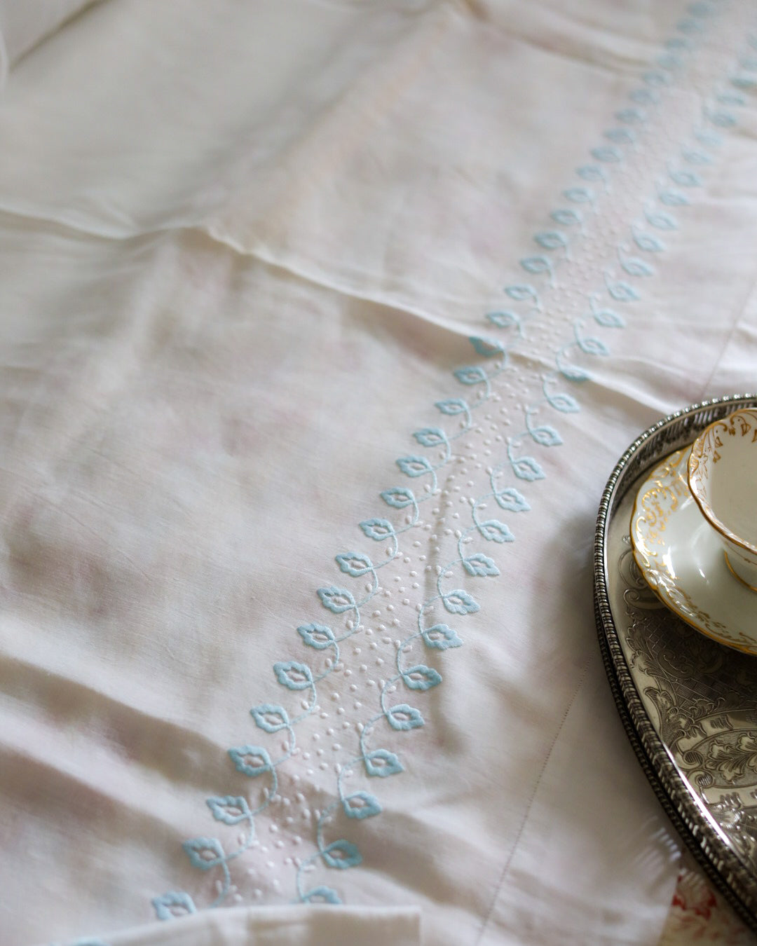 Lenzuolo in lino purissimo con ricamo azzurro