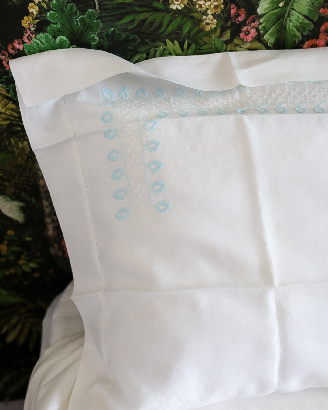 Lenzuolo in lino purissimo con ricamo azzurro