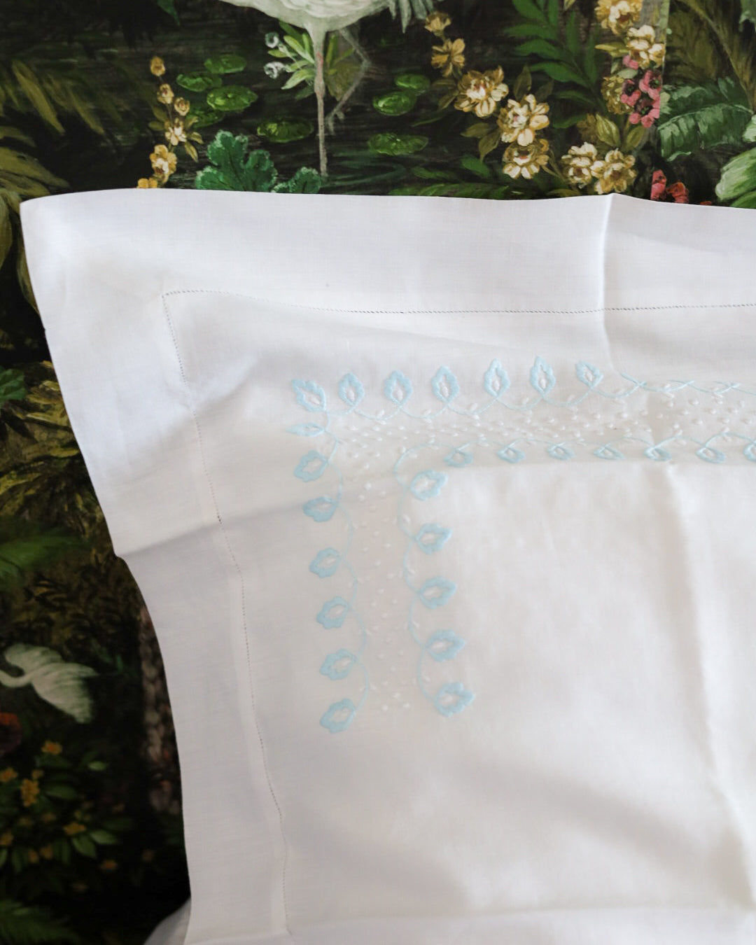 Lenzuolo in lino purissimo con ricamo azzurro