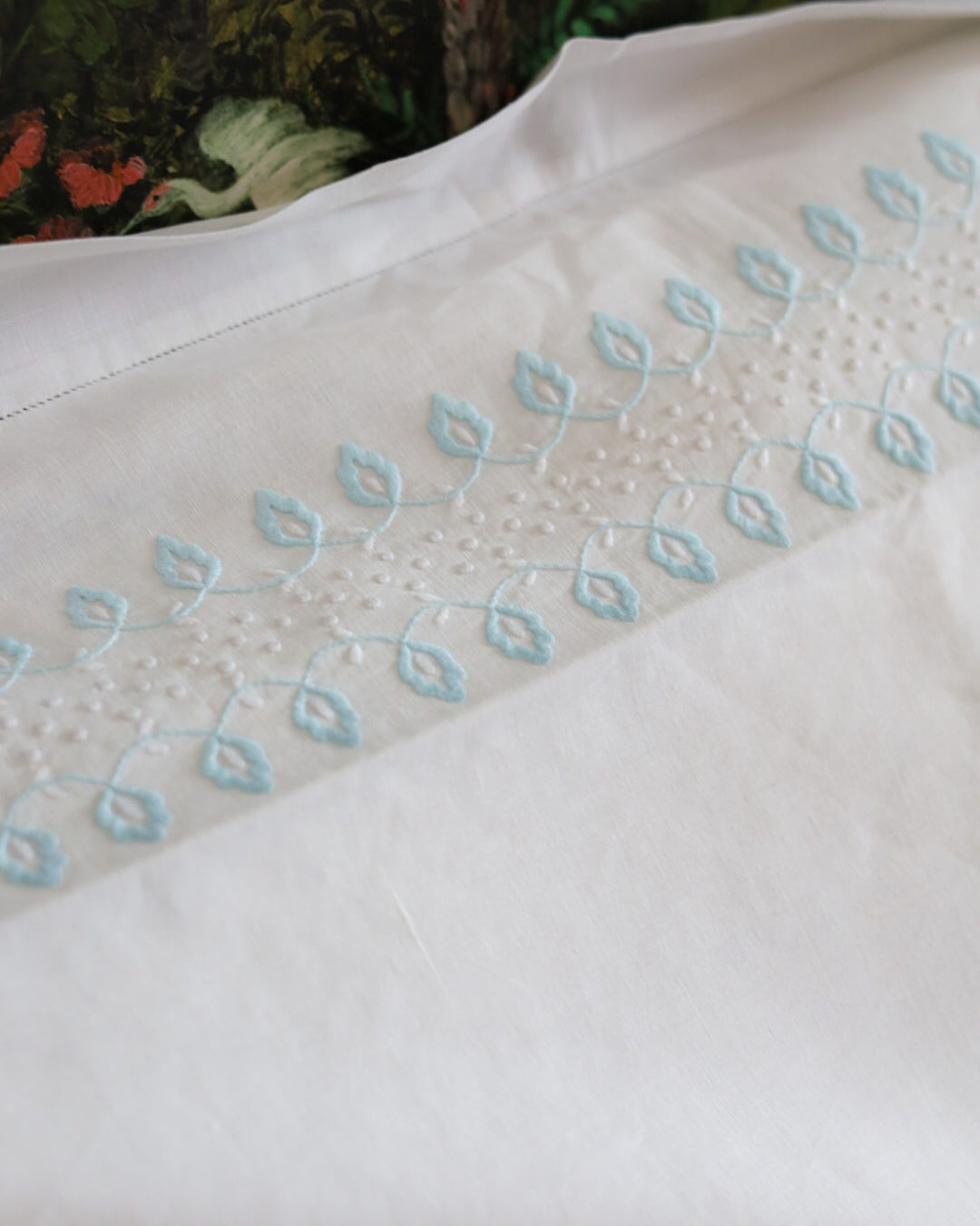 Lenzuolo in lino purissimo con ricamo azzurro