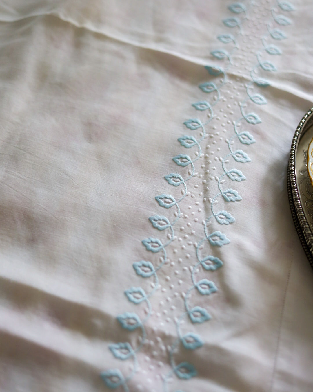 Lenzuolo in lino purissimo con ricamo azzurro