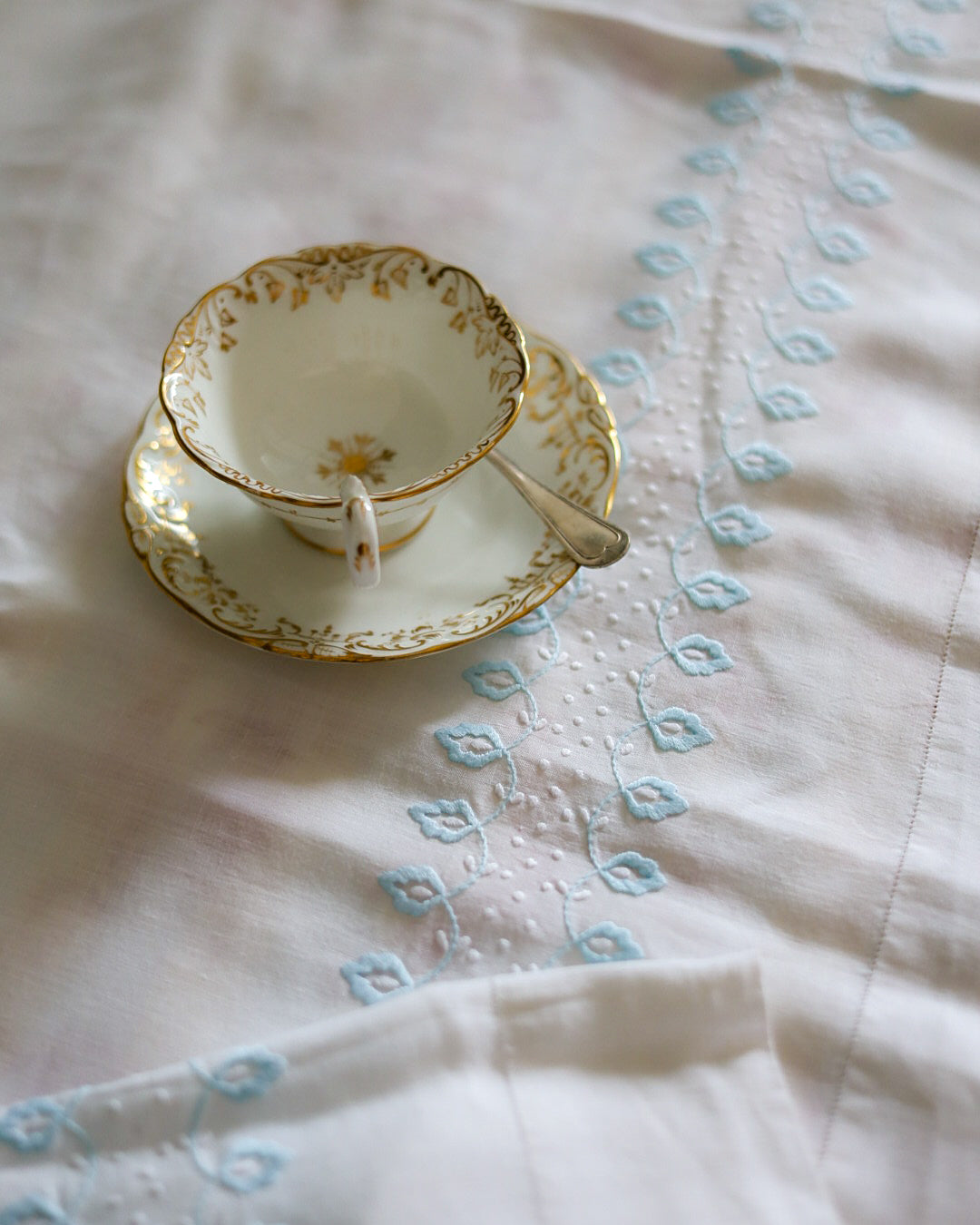 Lenzuolo in lino purissimo con ricamo azzurro