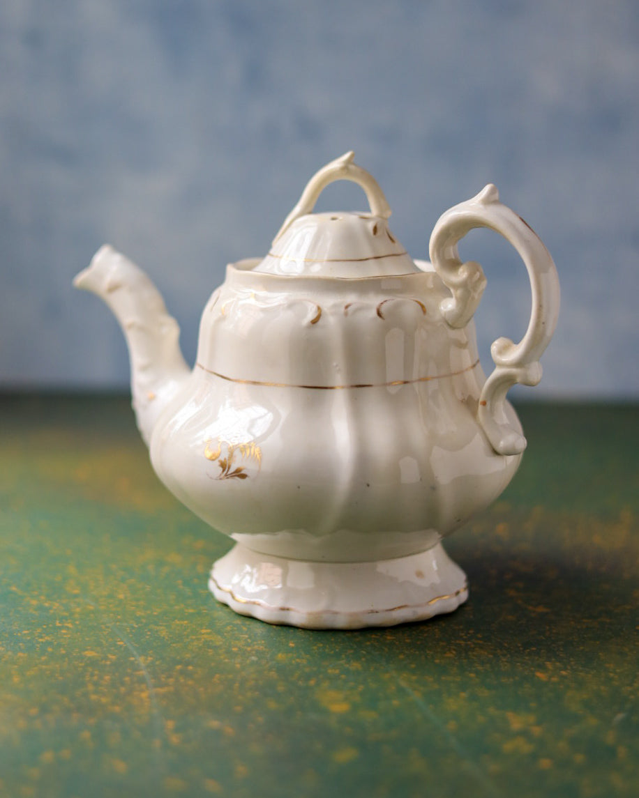 Teiera Vittoriana in Porcellana Inglese con Costolature e Finiture Auree Dipinte a Mano – Metà '800