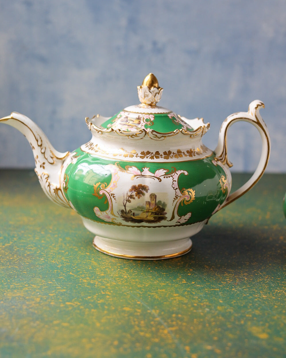 Servizio da Tè Vittoriano in Porcellana Inglese Verde Smeraldo con Vedute Paesaggistiche Dipinte a Mano – Metà '800