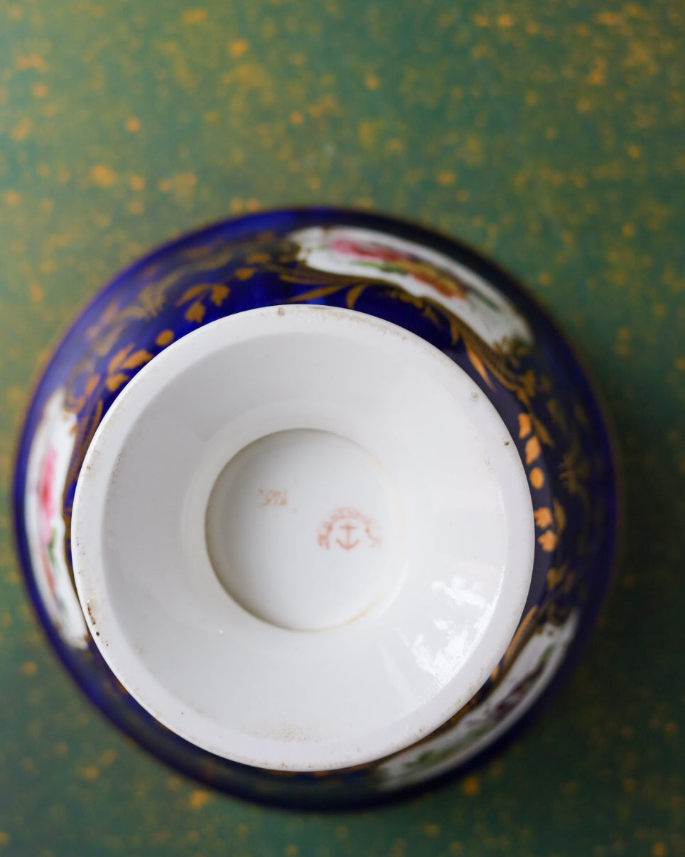 Slop Bowl in Porcellana Inglese Blu Cobalto con Cartouche Floreali Dipinte a Mano – Primo Ottocento