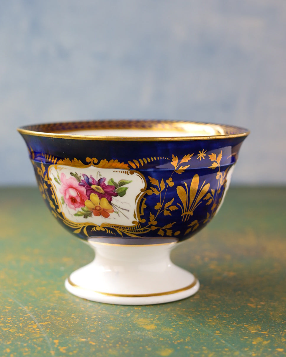 Slop Bowl in Porcellana Inglese Blu Cobalto con Cartouche Floreali Dipinte a Mano – Primo Ottocento