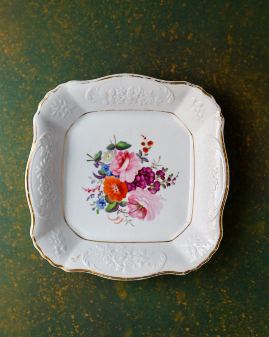 Vassoietto Quadrato in Porcellana Inglese Bianca con Bouquet Floreale Dipinto a Mano – Primo Ottocento