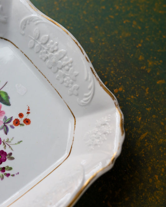 Vassoietto Quadrato in Porcellana Inglese Bianca con Bouquet Floreale Dipinto a Mano – Primo Ottocento