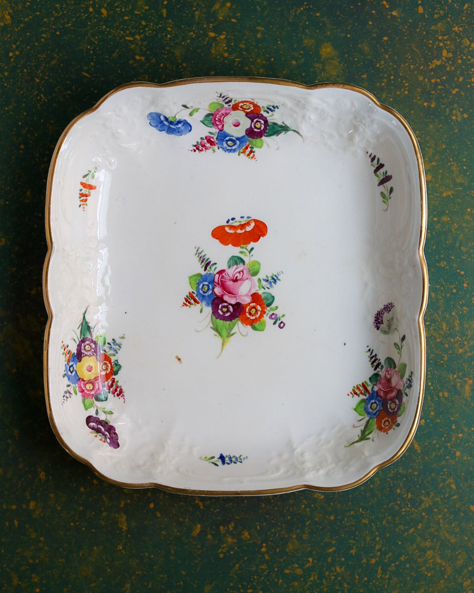 Vassoietto in Porcellana Inglese Bianca con Mazzi Floreali Multipli Dipinti a Mano – Primo Ottocento