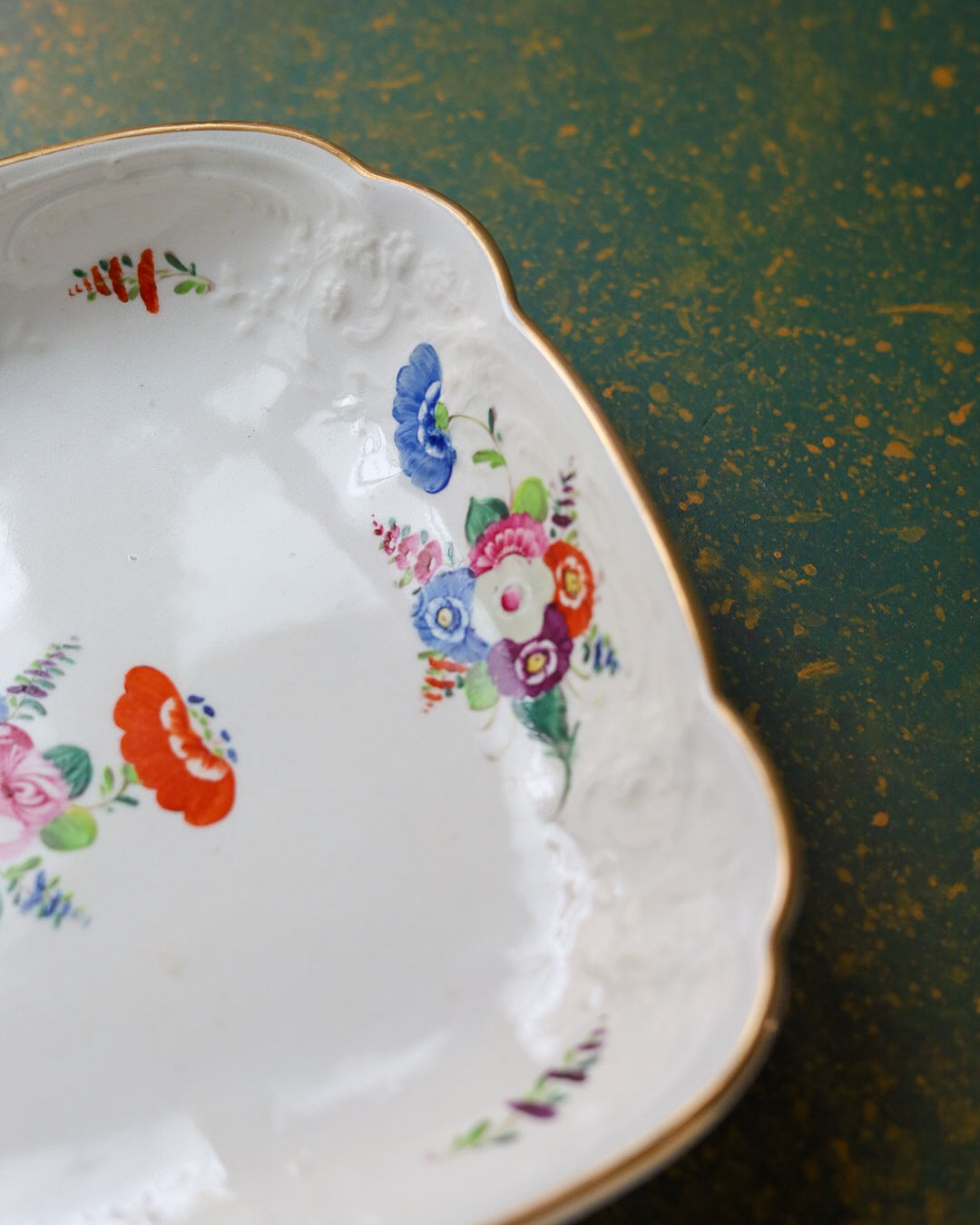 Vassoietto in Porcellana Inglese Bianca con Mazzi Floreali Multipli Dipinti a Mano – Primo Ottocento