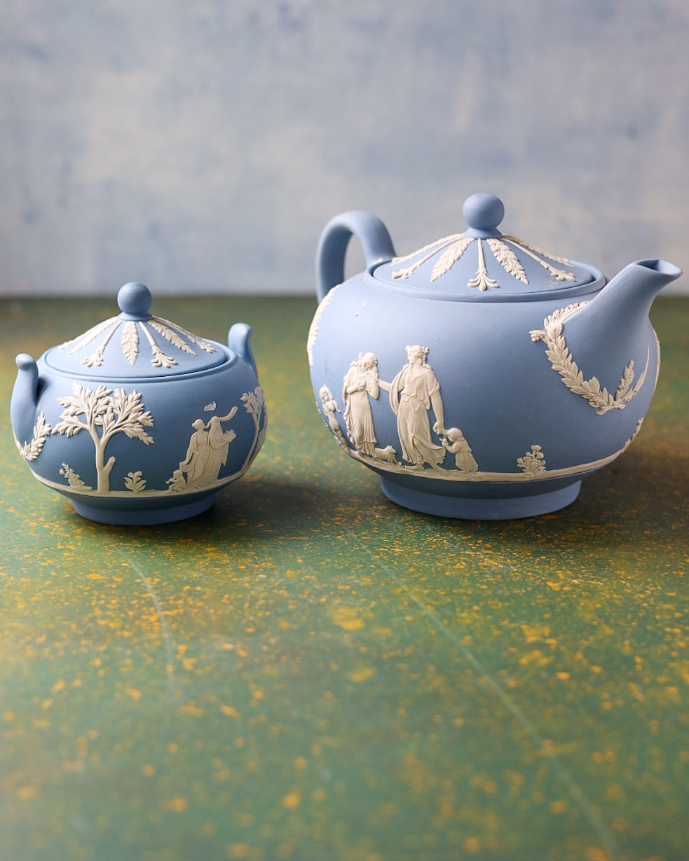 Servizio da Tè Wedgwood Jasperware Blu con Figure Neoclassiche in Rilievo – Teiera e Zuccheriera