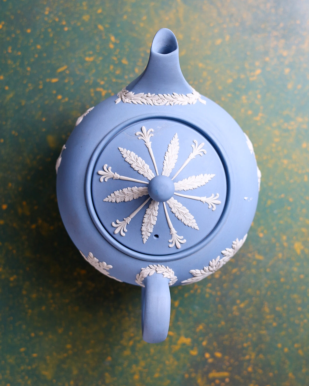 Servizio da Tè Wedgwood Jasperware Blu con Figure Neoclassiche in Rilievo – Teiera e Zuccheriera