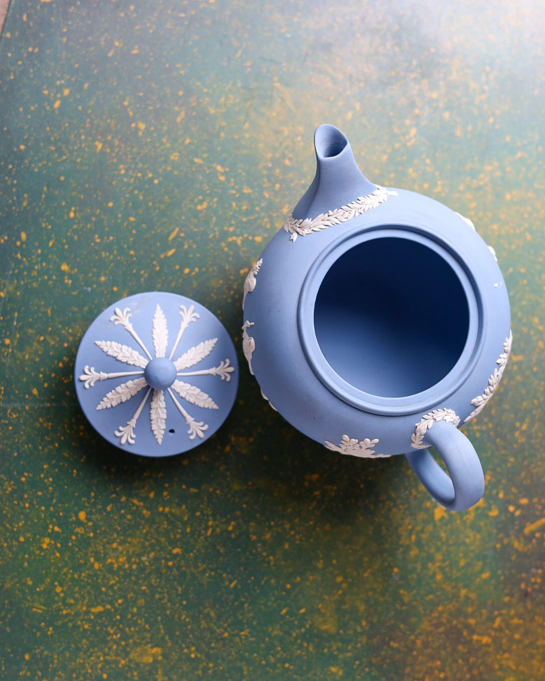 Servizio da Tè Wedgwood Jasperware Blu con Figure Neoclassiche in Rilievo – Teiera e Zuccheriera