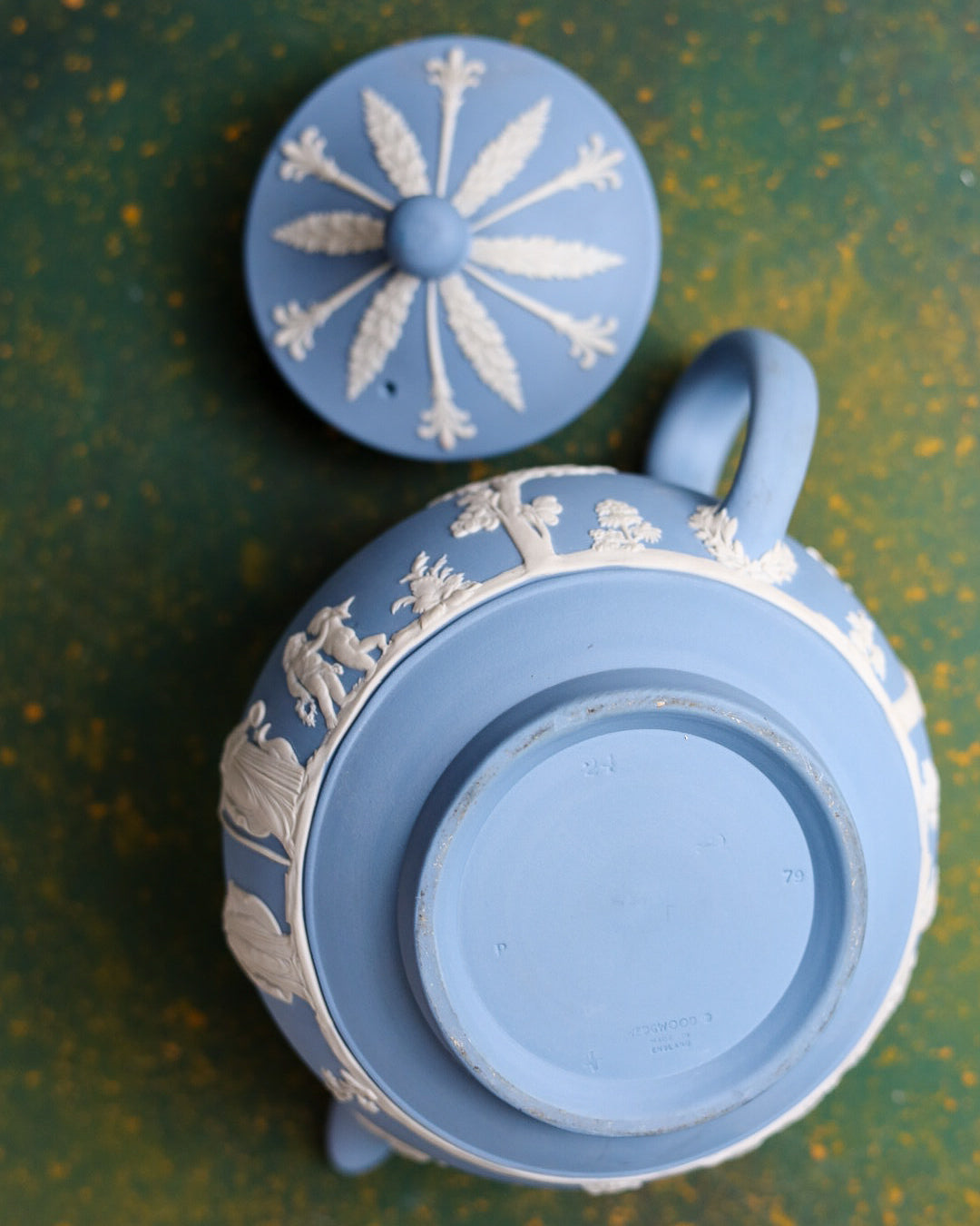 Servizio da Tè Wedgwood Jasperware Blu con Figure Neoclassiche in Rilievo – Teiera e Zuccheriera