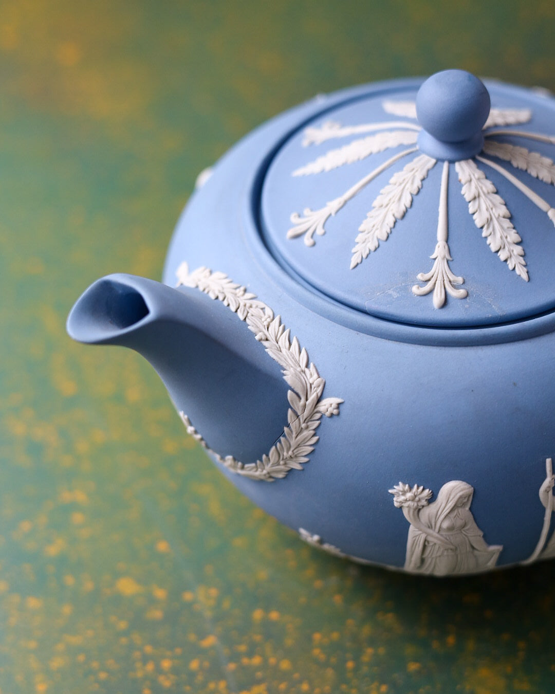 Servizio da Tè Wedgwood Jasperware Blu con Figure Neoclassiche in Rilievo – Teiera e Zuccheriera