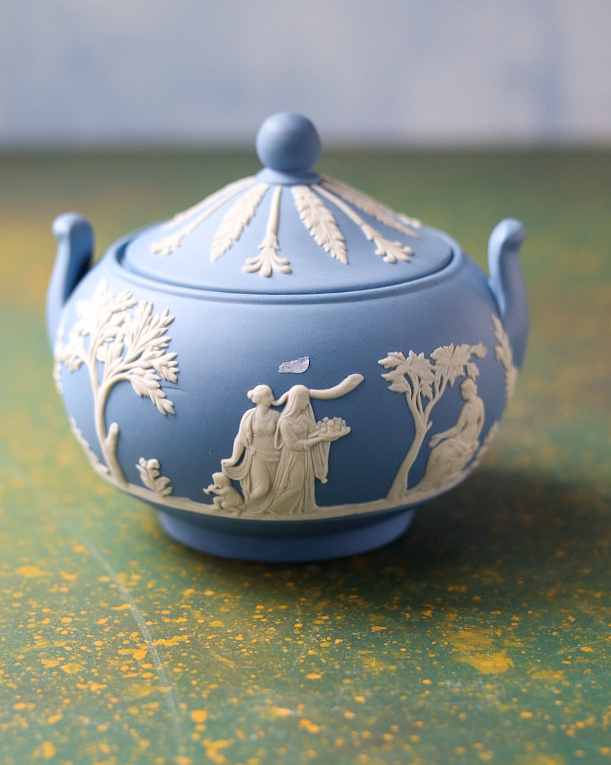 Servizio da Tè Wedgwood Jasperware Blu con Figure Neoclassiche in Rilievo – Teiera e Zuccheriera