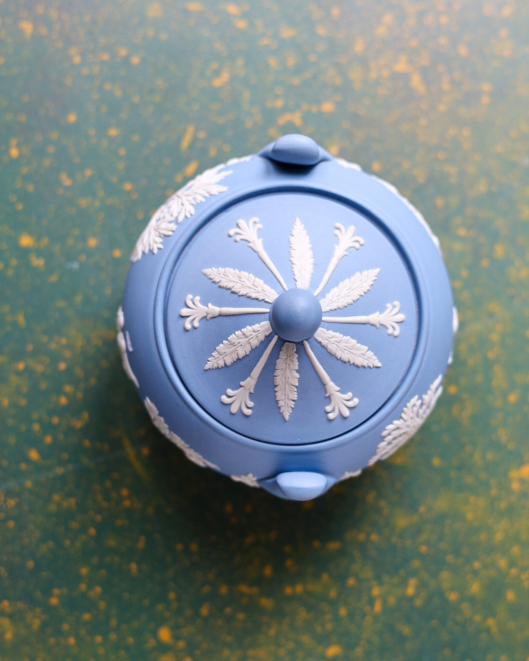 Servizio da Tè Wedgwood Jasperware Blu con Figure Neoclassiche in Rilievo – Teiera e Zuccheriera