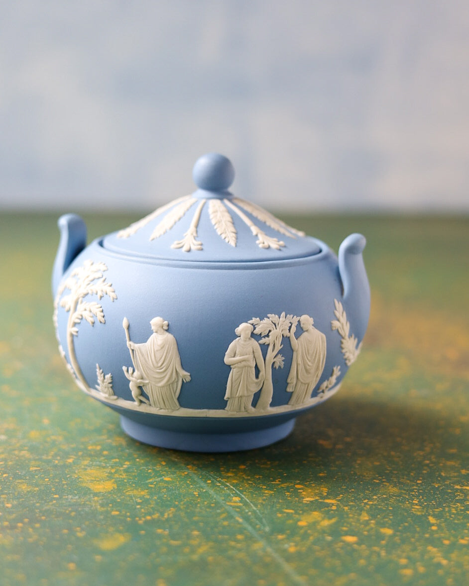 Servizio da Tè Wedgwood Jasperware Blu con Figure Neoclassiche in Rilievo – Teiera e Zuccheriera